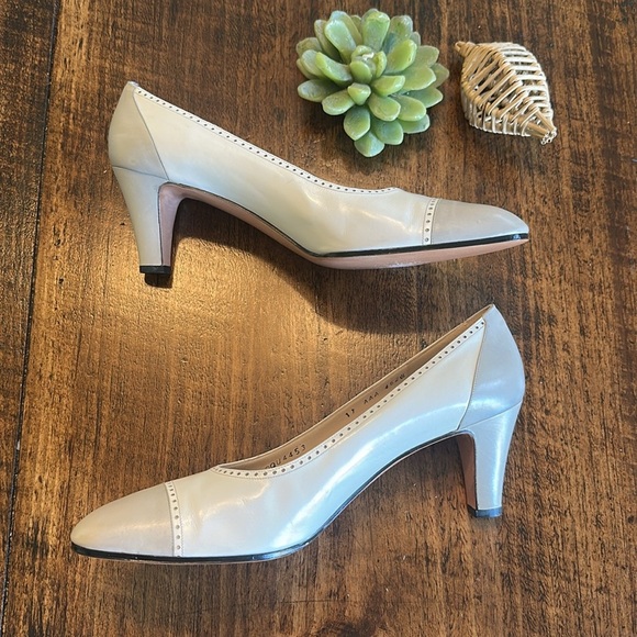Salvatore Ferragamo | Vintage White & Gray Spectator Pumps, Size 11AAA - Picture 4 of 10